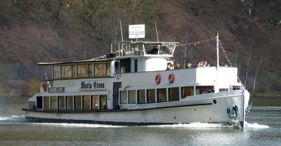 1 hour boat cruise with fragrant coffee and homemade strudel - A short cruise on a very old Prague ship