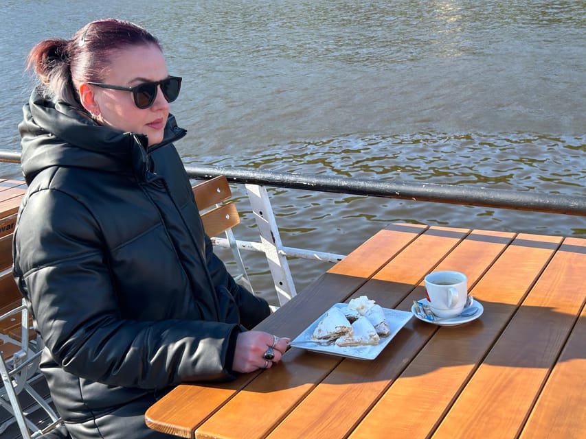 1 hour boat cruise with fragrant coffee and homemade strudel - Who should book this experience?