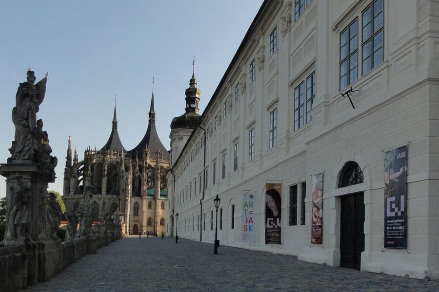 Bone Church and Kutna Hora Private Tour from Prague - Lunch at a traditional restaurant
