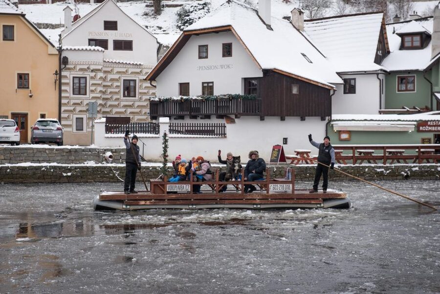 Český Krumlov: Advent Wooden Raft River Cruise - What the two skippers add