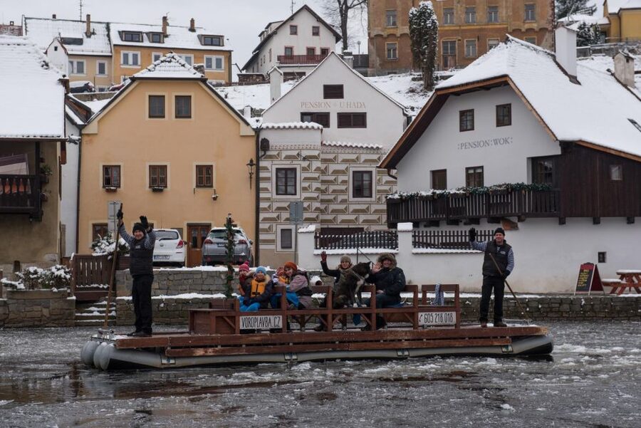 Český Krumlov: Advent Wooden Raft River Cruise - The quick dock stop and included drink