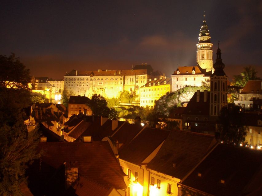 Český Krumlov: Night Walking Tour with a Professional Guide - Following the crooked medieval lanes