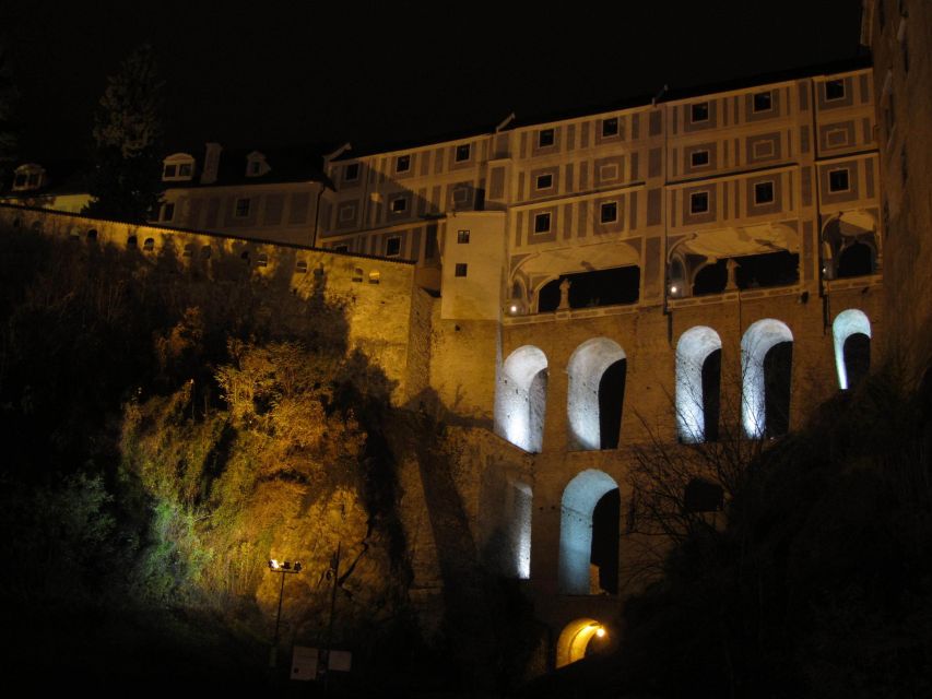 Český Krumlov: Night Walking Tour with a Professional Guide - Meeting your guide in the old town