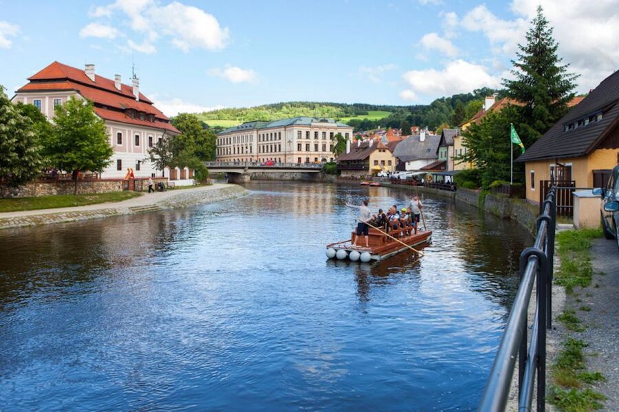 Český Krumlov: Wooden Raft River Cruise - Why the Vltava gives you the best first look at Krumlov