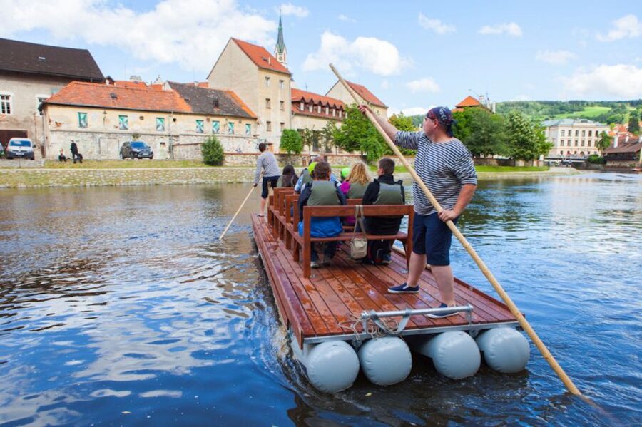 Český Krumlov: Wooden Raft River Cruise - How the guides shape the experience