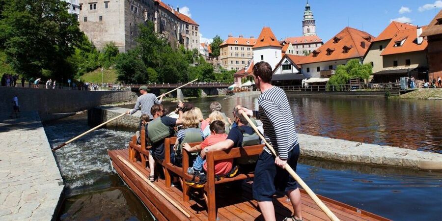 Český Krumlov: Wooden Raft River Cruise - Who should book this raft cruise?
