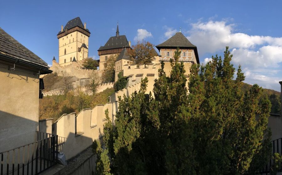 Coutryside bike tour to Karlstejn Castle. - The 15-minute walk to Karlštejn Castle