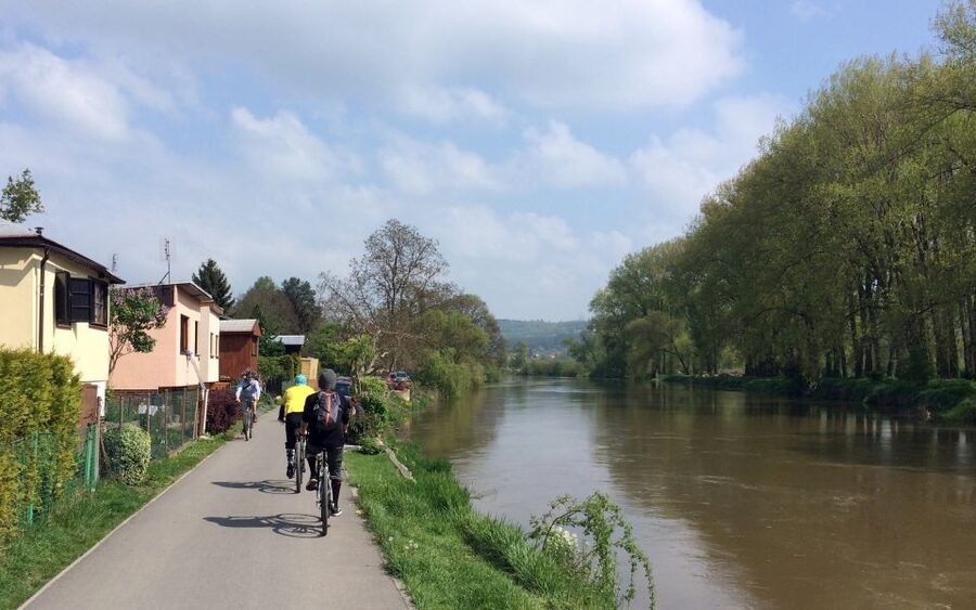 Coutryside bike tour to Karlstejn Castle. - Following the Vltava and Berounka