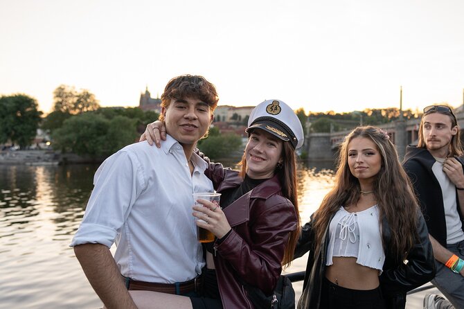 Drunken Monkey Prague Boat Party w/ 2hr Open Bar, DJ & Club Entry - Who will enjoy this six-hour night