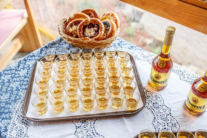 Folklore Evening with Music and Dinner - The meal: three courses and plenty of drinks