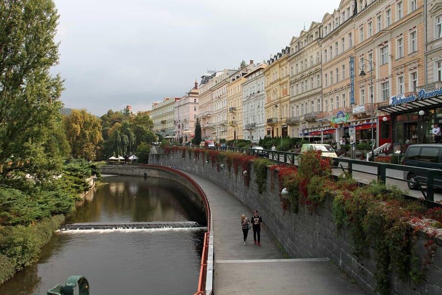 From Prague: Day trip to Karlovy Vary - Why independent sightseeing can work well