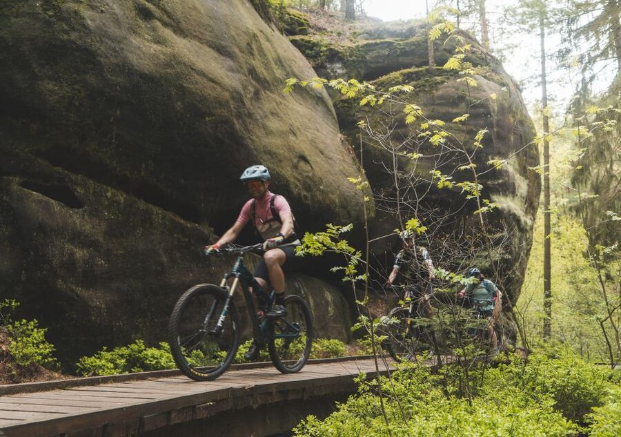 From Prague: E-Mountain Biking Trip to the Bohemian Paradise - Getting set up on the 29-inch e-bike