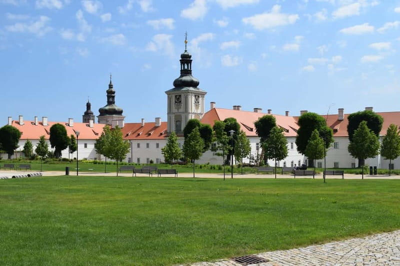 From Prague: Half-Day Coach Tour to Kutná Hora - Kutná Hora’s old center and the Stone Fountain