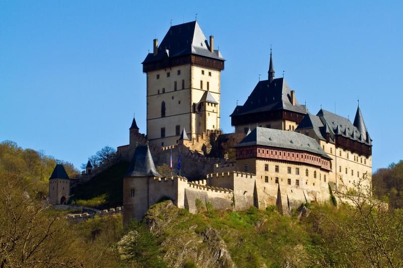 From Prague: Karlstejn Castle Skip-the-Line Ticket and Tour - The uphill approach to Karlstejn