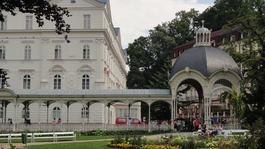 From Prague: Private Karlovy Vary & Crystal Factory Tour - What the $647 price really covers