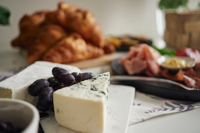 Gourmet Brunch with Chef: Unlimited Drinks & Stunning River Views - Why the riverside home matters