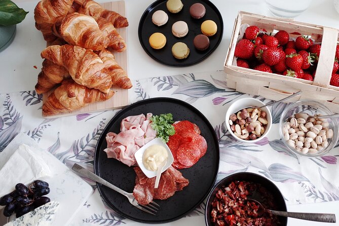 Gourmet Brunch with Chef: Unlimited Drinks & Stunning River Views - The grazing table starts the meal
