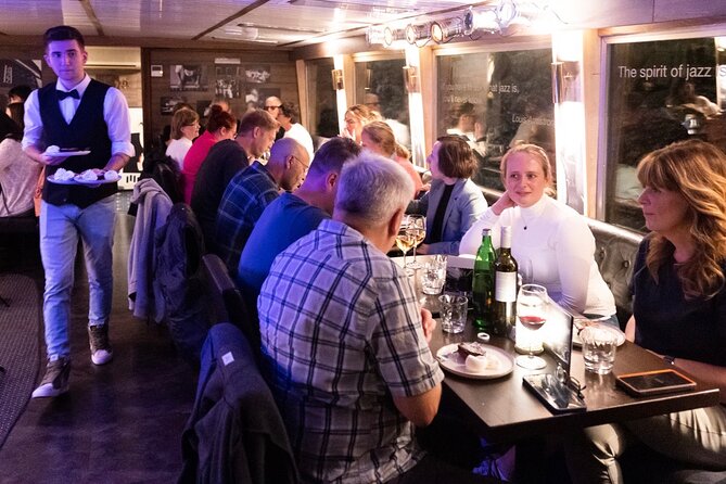 Jazz Boat: Popular LIVE JAZZ dinner cruise - The one major drawback: a quiet hour at the dock