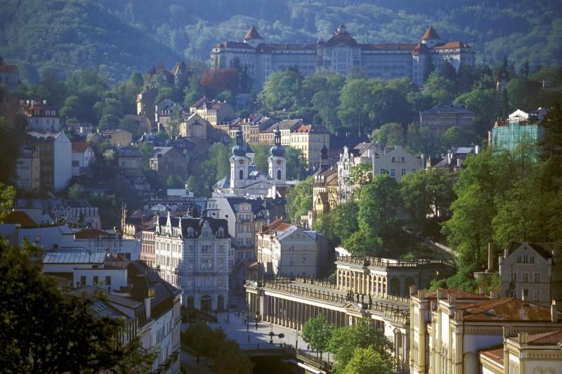 Karlovy Vary & Marianske Lazne Tour from Prague with Lunch - Guide language and the human side of the tour