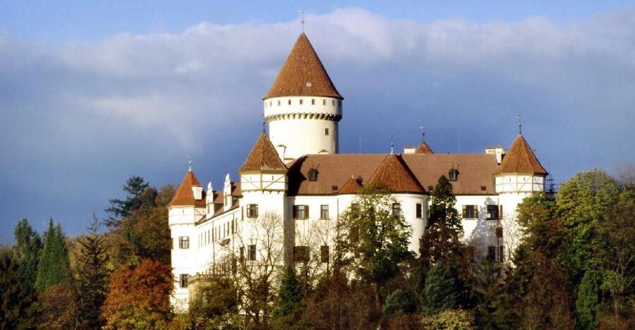 Konopiště: Chateau Tour from Prague - Entering Konopiště Chateau