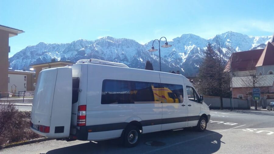 Linz: Private Day Trip to Cesky Krumlov - Leaving Linz in a private minivan