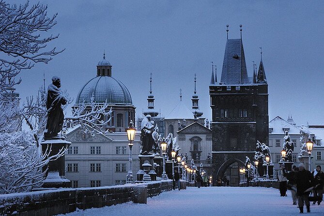 Pedestrian tour of Prague in Spanish - Charles Bridge and the essential photo stop
