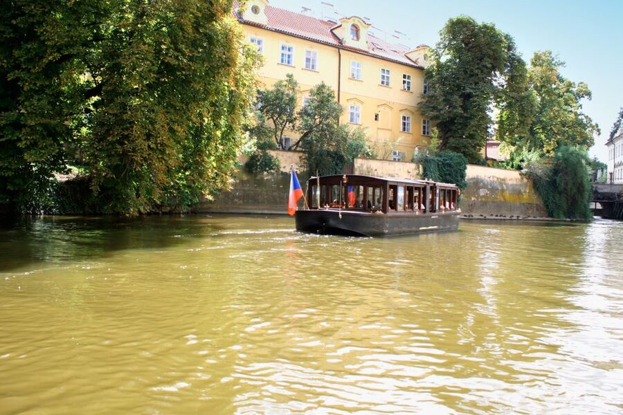 Prague: 1.5-Hour River Boat Cruise and Guided Tour - Key points to know before booking