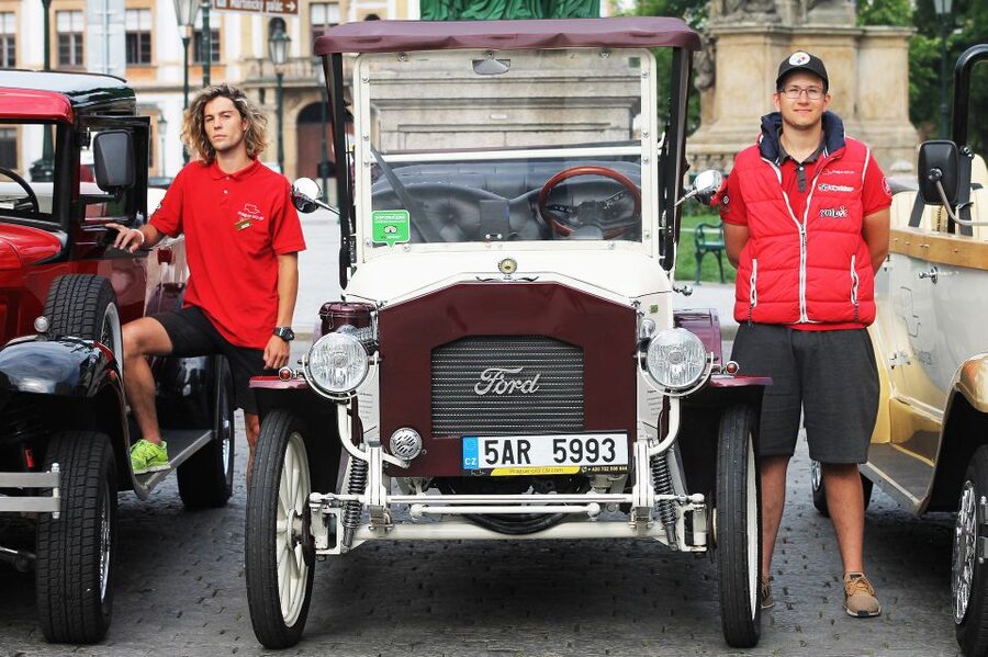 Prague: 1.5–Hour Vintage Car Tour - Booking details and practical cautions