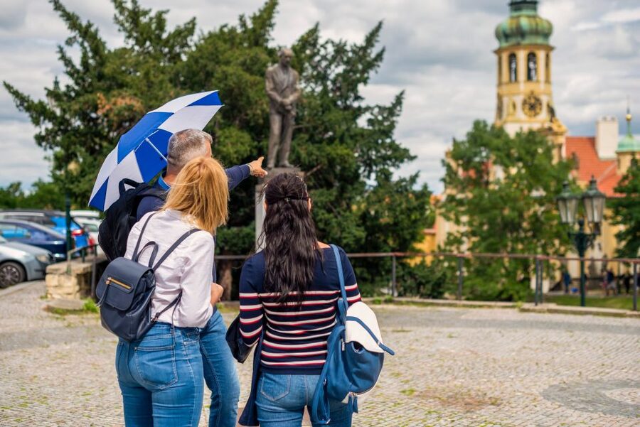 Prague: 1-Hour Castle Tour With Fast-GET Admission Ticket - A good choice for independent explorers