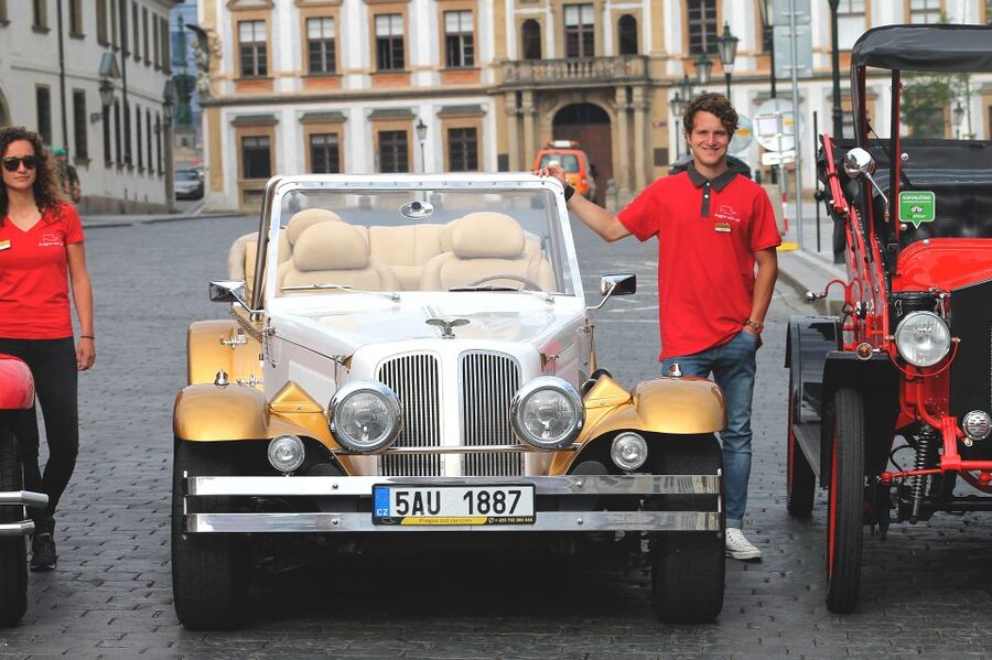 Prague: 1-Hour Vintage Car Tour - Hotel pickup and timing