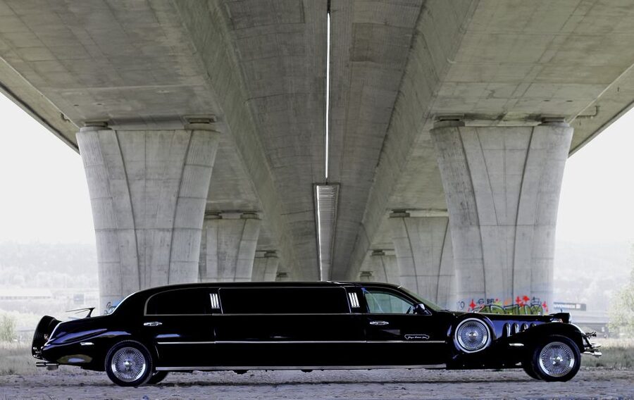 Prague: 1-Hour Vintage Limousine Rental - The photo stop: Prague Castle or Strahov