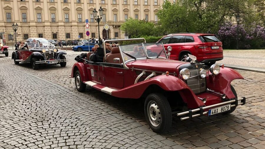 Prague: 120min Private Tour in Vintage Car, up to 6people! - Prague Castle, Loreta, and Schwarzenberg Palace