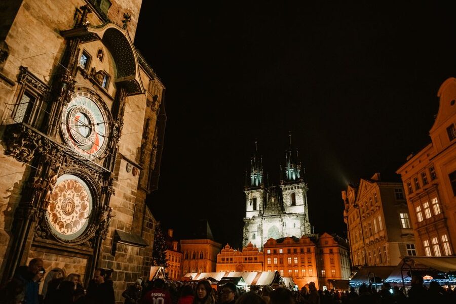 Prague: 2-3h Magical Christmas Markets Tour with Inclusions - Handmade cookies, mulled wine, and hot mead