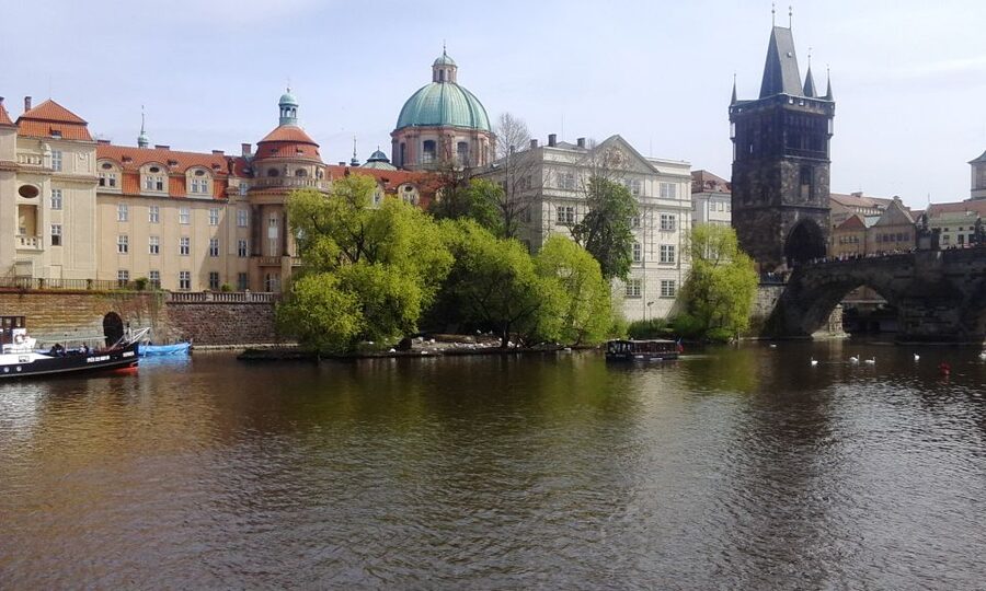 Prague: 2-Hour Lunch Cruise on the Vltava River - Boarding near Old Town Square