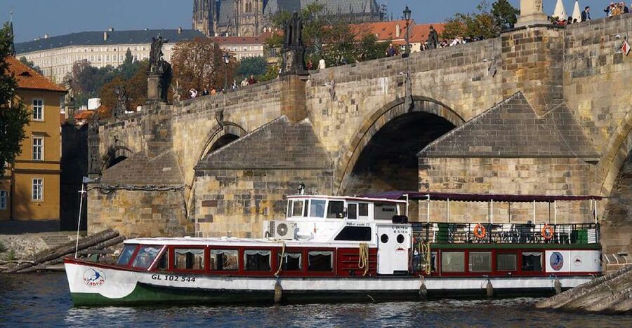 Prague: 2-Hour Lunch Cruise on the Vltava River - Prague Castle and Petřín Hill from the water