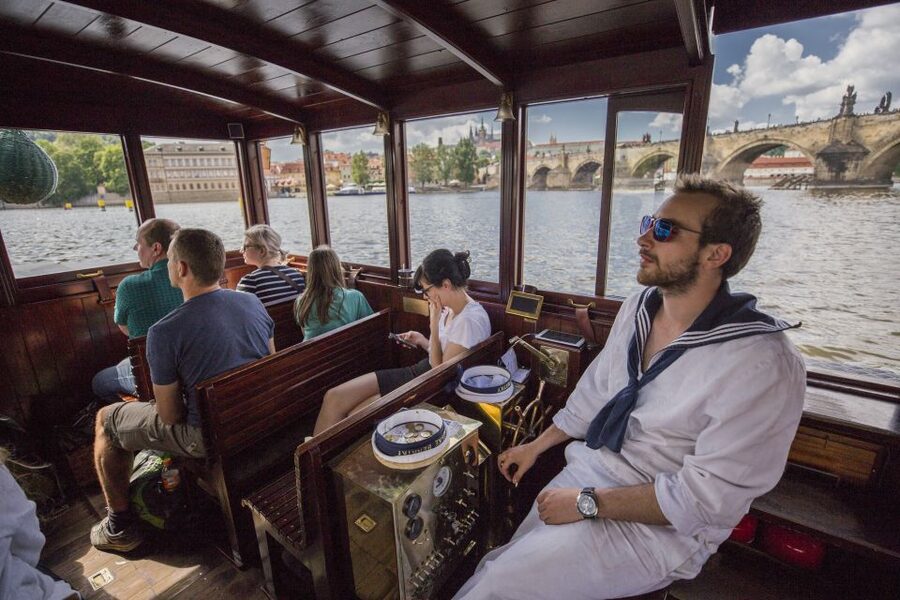 Prague: 3–Hour Castle Grounds Walking Tour and River Cruise - Key points at a glance