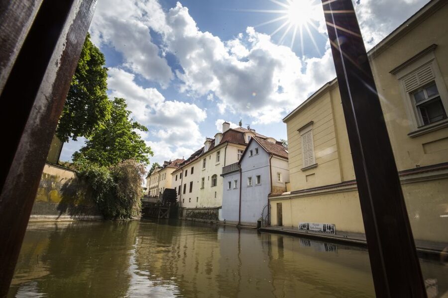 Prague: 3–Hour Castle Grounds Walking Tour and River Cruise - Who should book this tour?