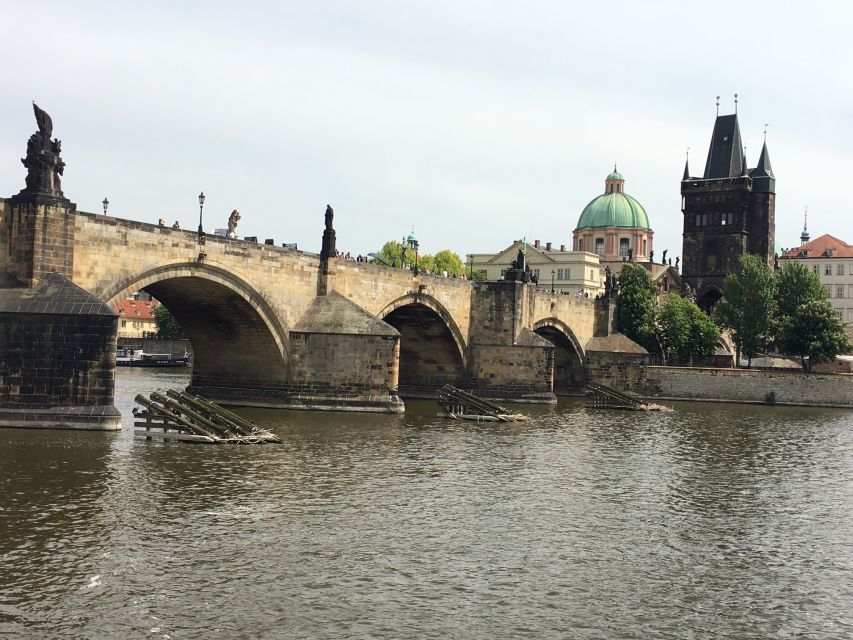 Prague: 3-hour Evening River Cruise with Dinner - Seeing Prague from the Vltava after dark