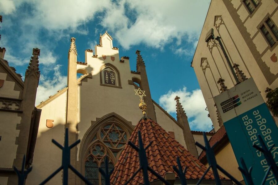 Prague: 3-Hour Old Town and Prague Castle Tour in German - The Astronomical Clock and Prague’s historic center