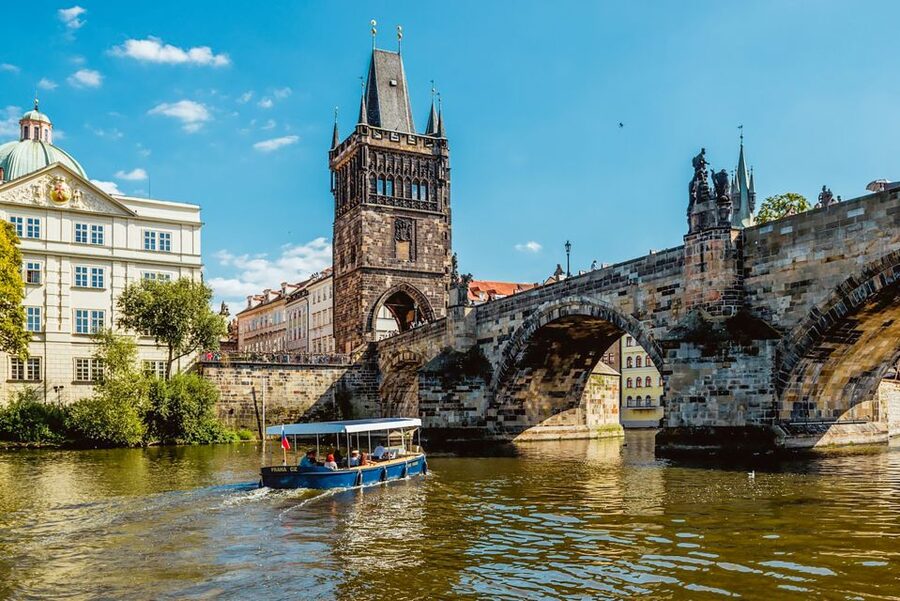 Prague: 45-Minute Sightseeing Cruise to Devil's Channel - Entering Devil’s Channel and Kampa Island