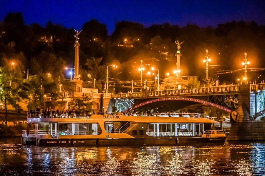 Prague: 50-Minute Sightseeing Evening Cruise - Food, drinks, and the mood onboard