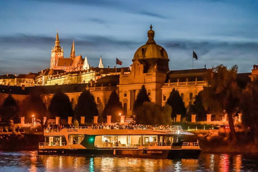 Prague: 50-Minute Sightseeing Evening Cruise - Kampa Island from the water