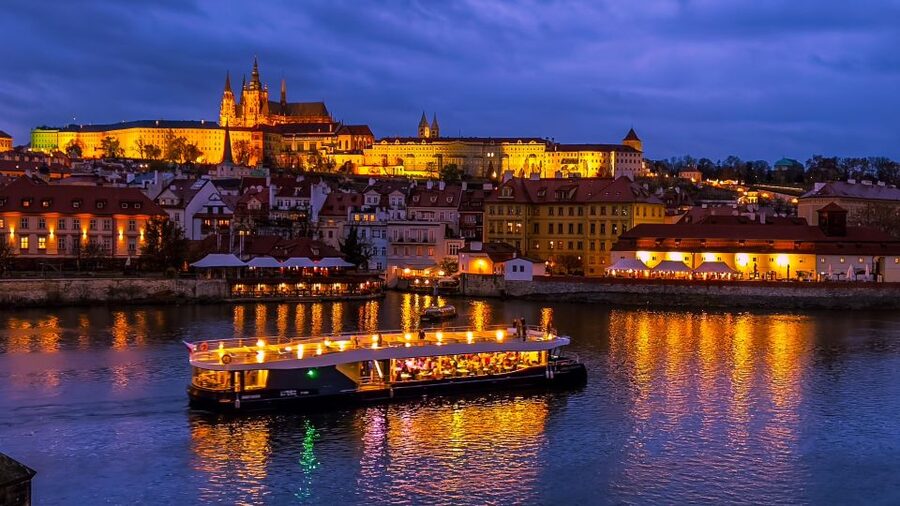 Prague: 50-Minute Sightseeing Evening Cruise - Prague Castle above the river