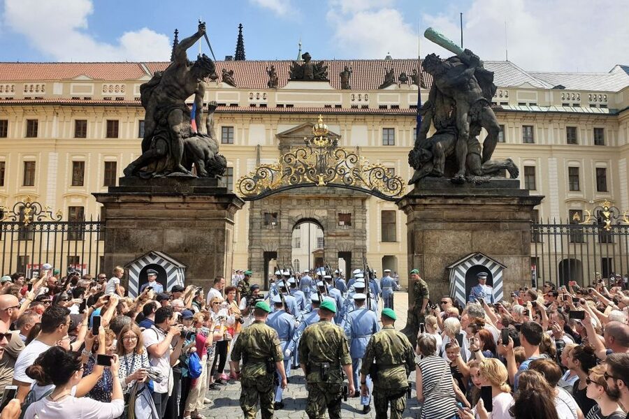 Prague: 6-Hour Tour with River Boat Cruise and Lunch - Lunch back in Old Town