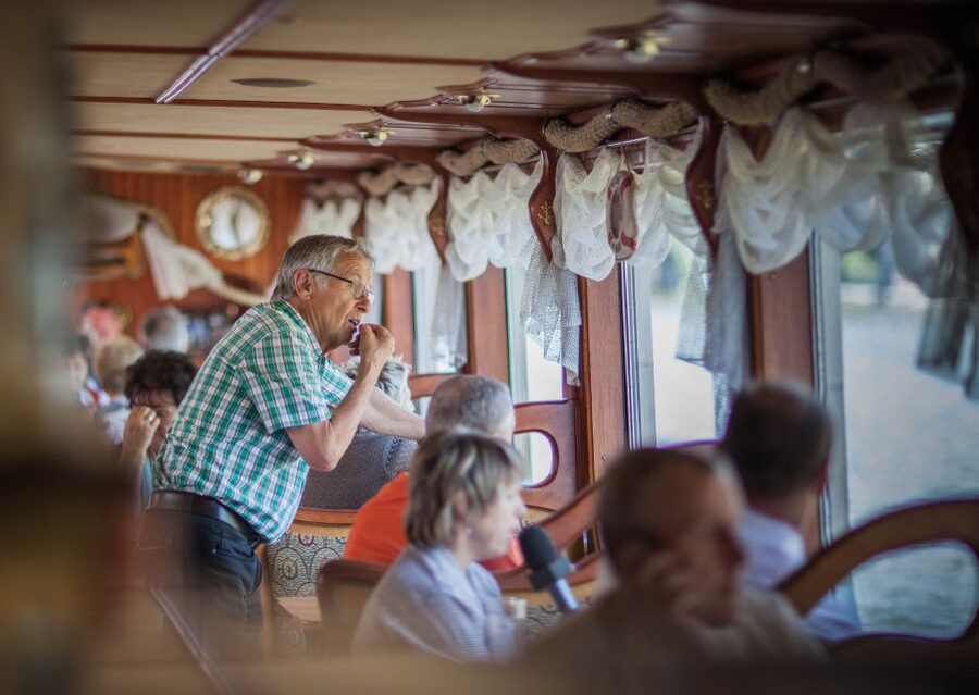 Prague: Afternoon Beer Cruise with Drinks Included - Kampa Island and Prague Castle
