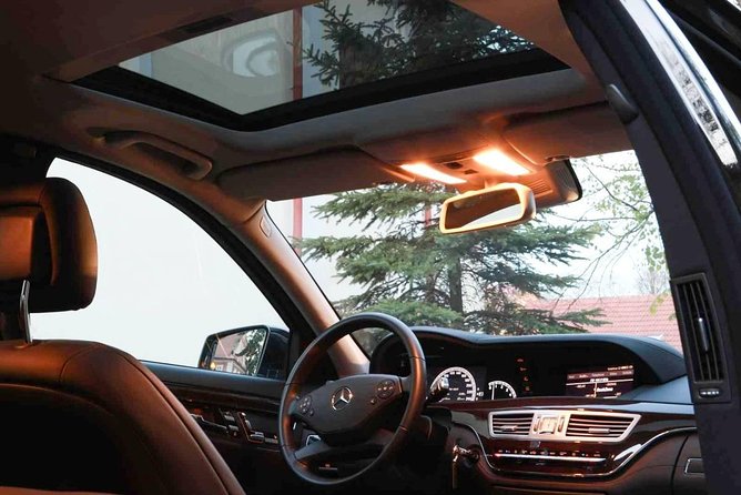 Prague airport luxury transfer by a Mercedes Benz S class - What happens during an arrival transfer