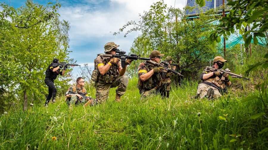 PRAGUE AIRSOFT SHOOTING GAMES - One fast hour indoors in Prague 11