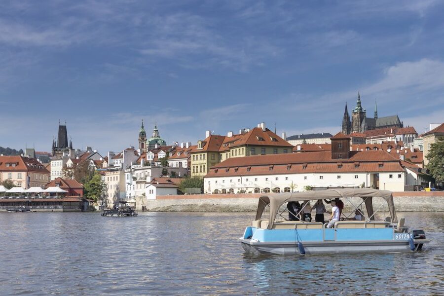 Prague: Beer Boat Tour - Kampa Island and the castle above it