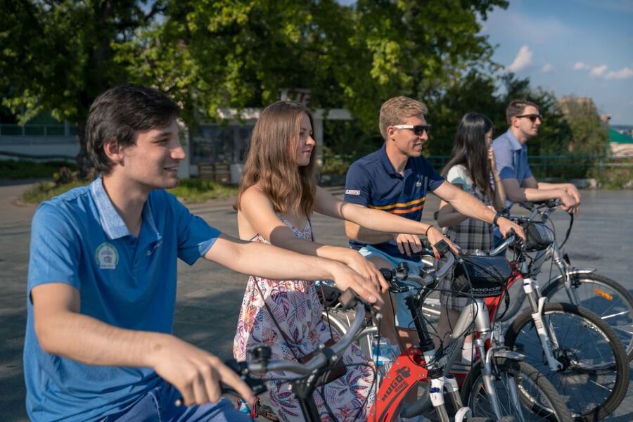 Prague: Bike or E-Bike City Tour with A Local Guide - Meeting at Hotel Grandior