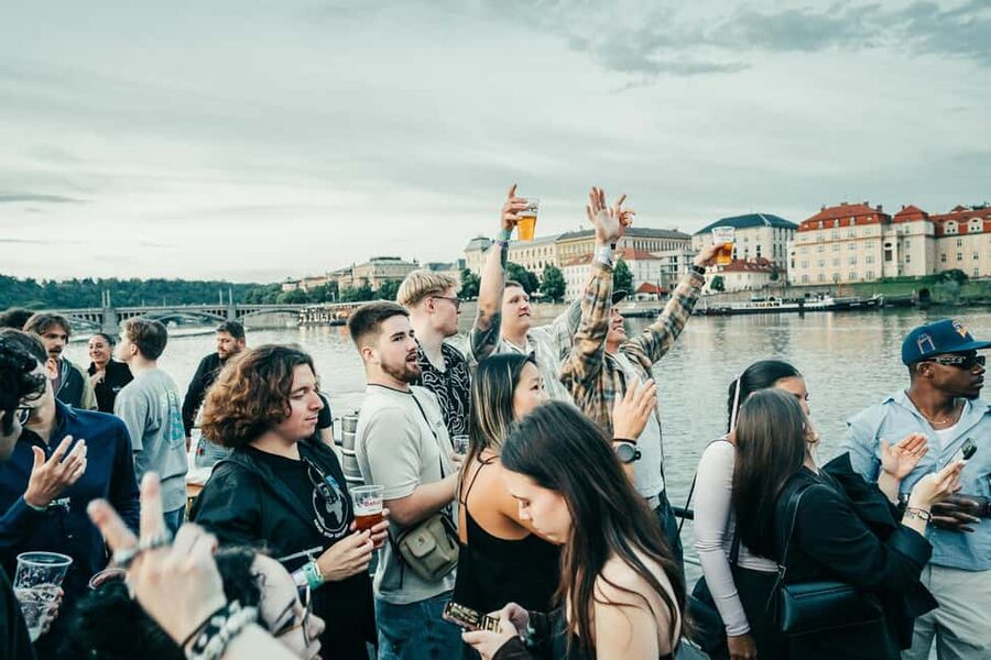 Prague: Booze Cruise with Open Bar and Duplex Entry - Key points to know before you book